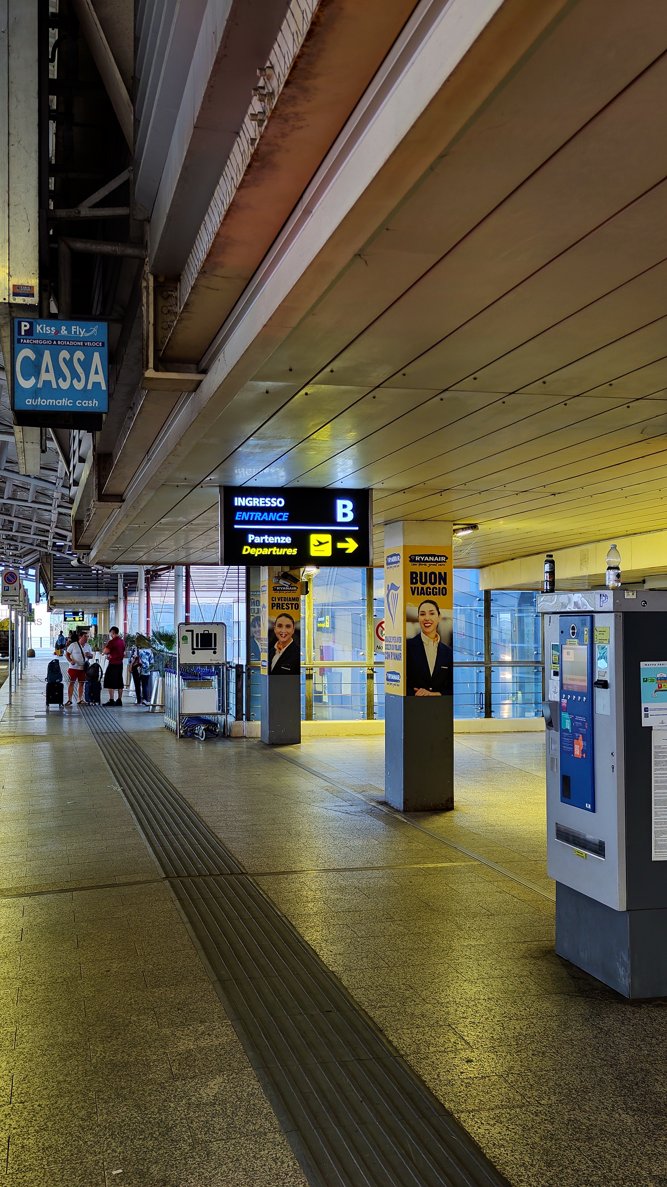 Foto 2: Porta di uscita zona Partenze aeroporto