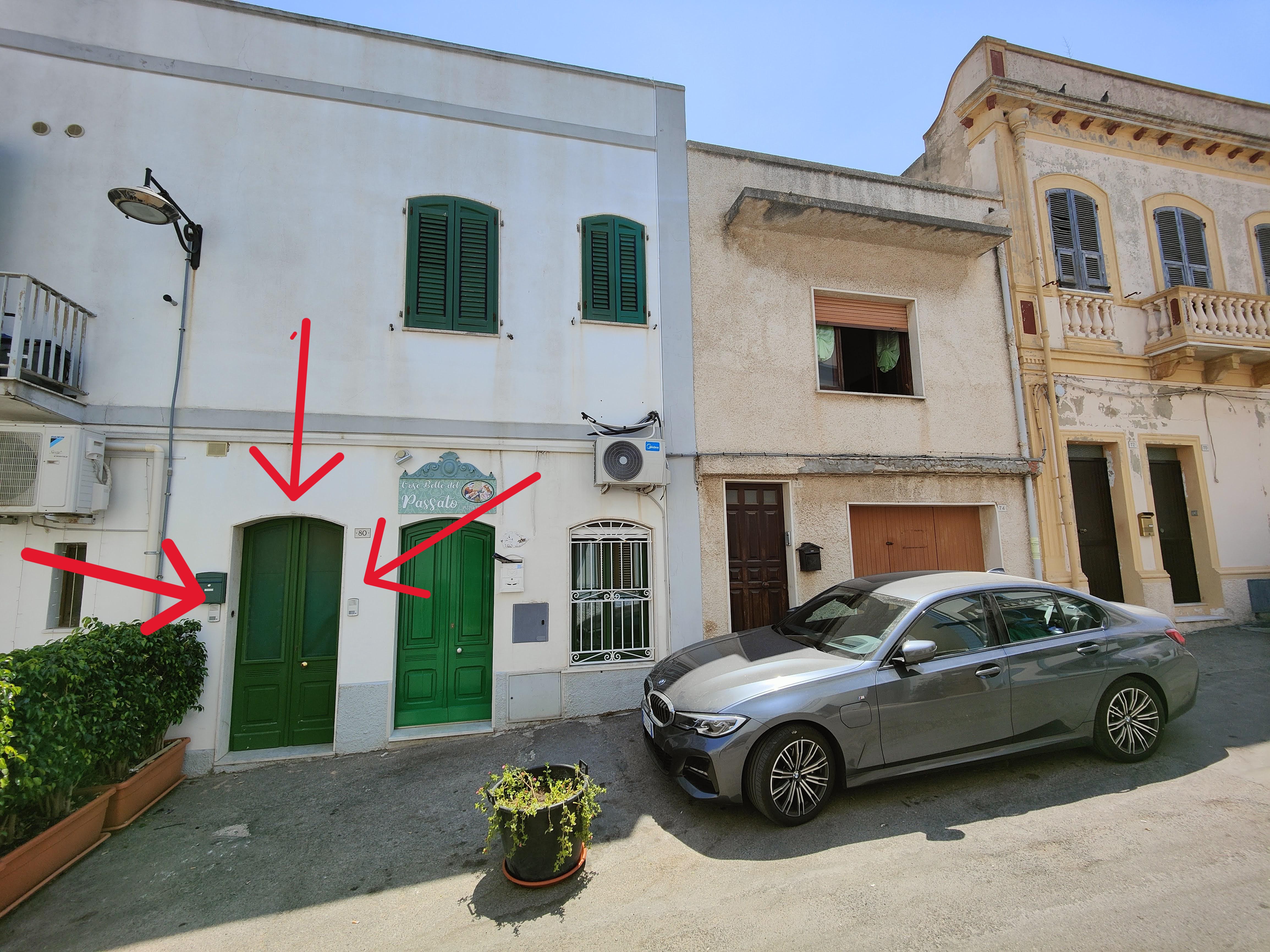 Ingresso casa che si apre con la chiave verde